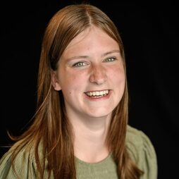 Als onderwijsassistent ondersteun ik leerlingen zowel in kleine groepen als voor de klas sinds de start van het schooljaar in 2025. Ik werk graag in kleine groepjes, omdat ik daar goed kan aansluiten bij de onderwijsbehoeften van de leerlingen. Tegelijkertijd sta ik ook met plezier voor de klas en draag ik ook hierdoor actief bij aan de ontwikkeling van het kind. Ik geniet ervan om leerlingen te zien groeien in hun zelfvertrouwen en ontwikkeling. Ik vind het belangrijk dat ieder kind zich gezien en gehoord voelt binnen een veilige en stimulerende leeromgeving.